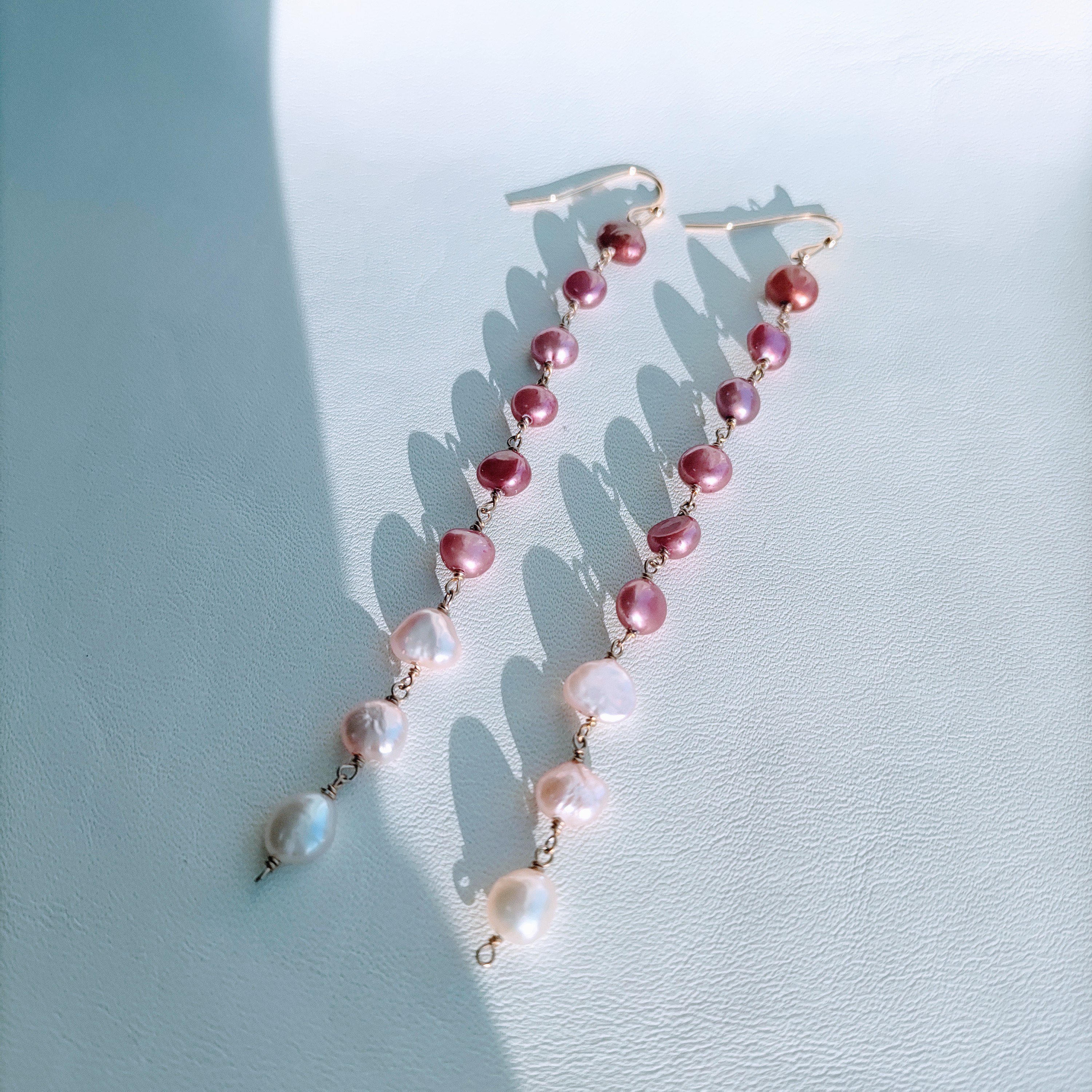 サージカルステンレス　クリスマス　淡水パール　グラデーションロングピアス　シリコンキャッチ付　一点もの