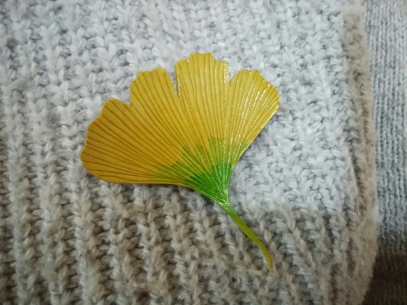 ヌメ革の銀杏の葉のブローチ 1枚目の画像