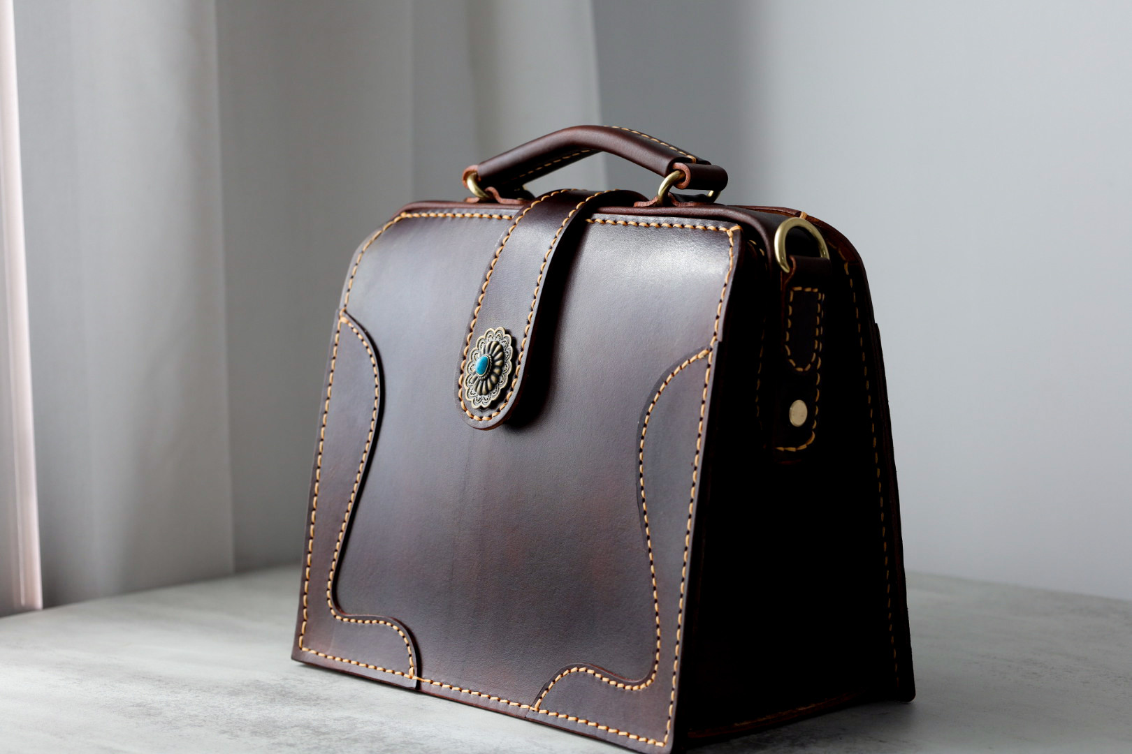 新商品！大容量 フラットタイプのがま口バッグ 手作りのレザーショルダーバッグ　2WAY