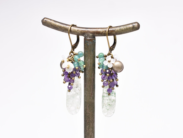 金銅礦石英、重紫水晶、綠瑪瑙、白珍珠貝花、民族鐘形耳環 第6張的照片