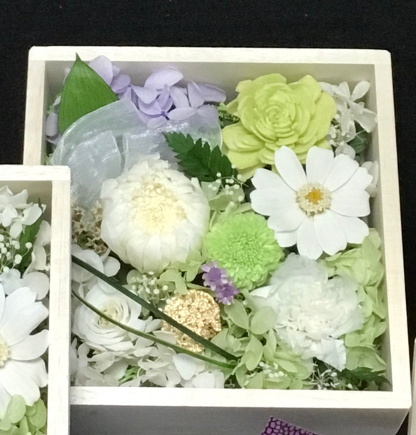 木箱お供えギフトセット「花と香り」白薔薇\白菊 4枚目の画像