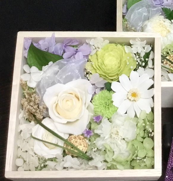 木箱お供えギフトセット「花と香り」白薔薇\白菊 3枚目の画像