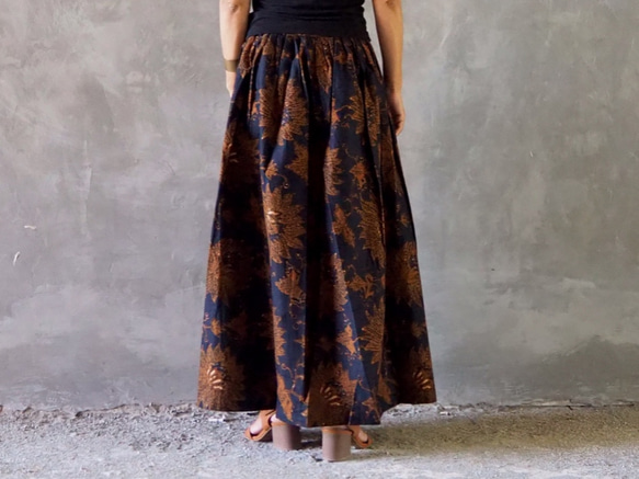新作《ゆったりサイズ》サイドの貝ボタンがポイント/ひまわりの柄のロングスカート 15枚目の画像