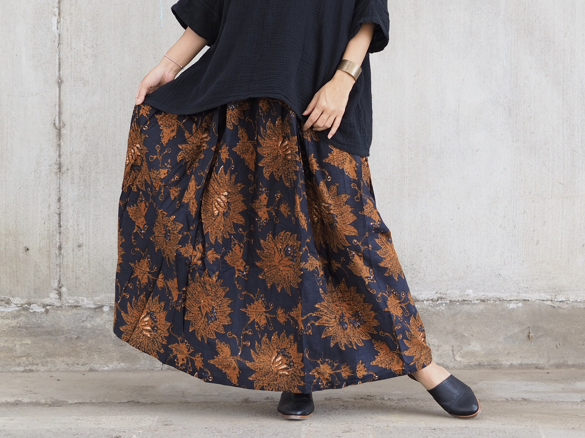 《ゆったりサイズ》サイドの貝ボタンがポイント/ひまわりの柄のロングスカート