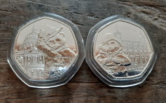 2種類 エリザベス女王とくまのパディントン イギリス 英国本物50ペンスコイン イギリス 英国Paddington 2枚目の画像