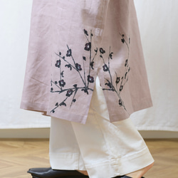 寬鬆長袍連身裙，手繪，墨梅圖案 第7張的照片