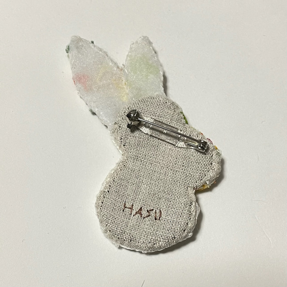 金蔥刺繡兔子胸針（黃花束） 第2張的照片
