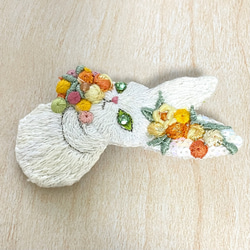 金蔥刺繡兔子胸針（黃花束） 第4張的照片