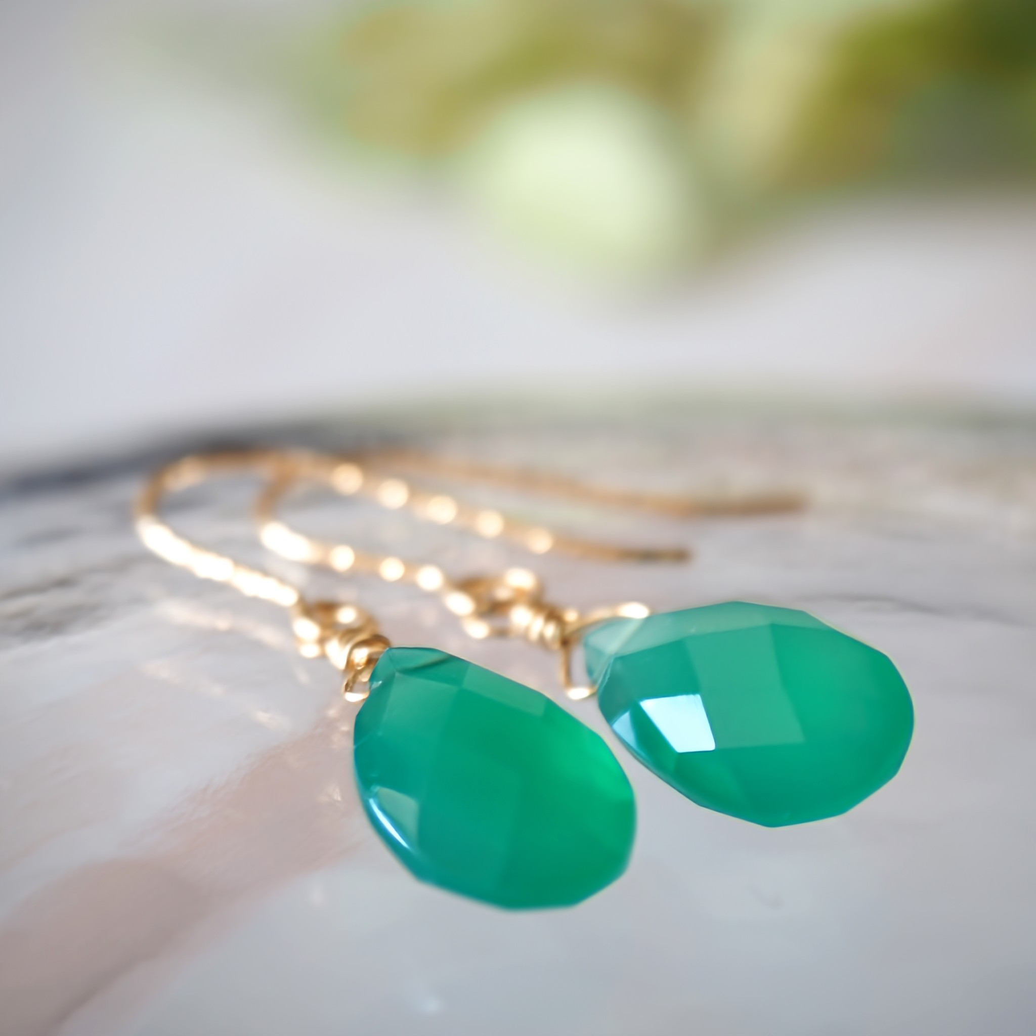 《グリーンオニキスのドロップピアス》