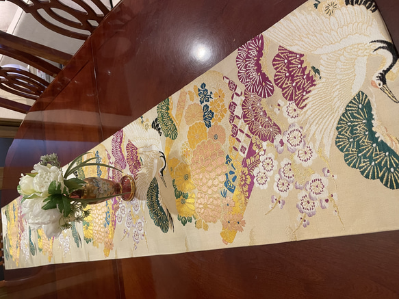 豪華刺繍の花嫁衣裳の丸帯リメイク　正絹テーブルランナー　お正月1942 1枚目の画像