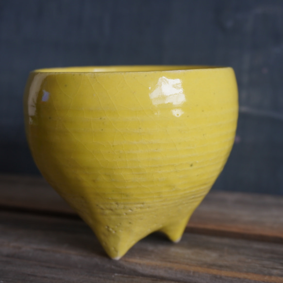 【陶器】黄色の脚付きミニ鉢カバー　　送料無料 6枚目の画像