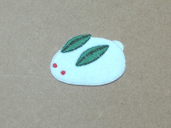 かわいい雪うさぎの刺繍ワッペン/干支卯 ウサギ 兎 冬/選べるサイズ 3枚目の画像