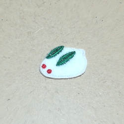 かわいい雪うさぎの刺繍ワッペン/干支卯 ウサギ 兎 冬/選べるサイズ 1枚目の画像