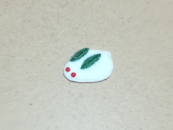 かわいい雪うさぎの刺繍ワッペン/干支卯 ウサギ 兎 冬/選べるサイズ 1枚目の画像