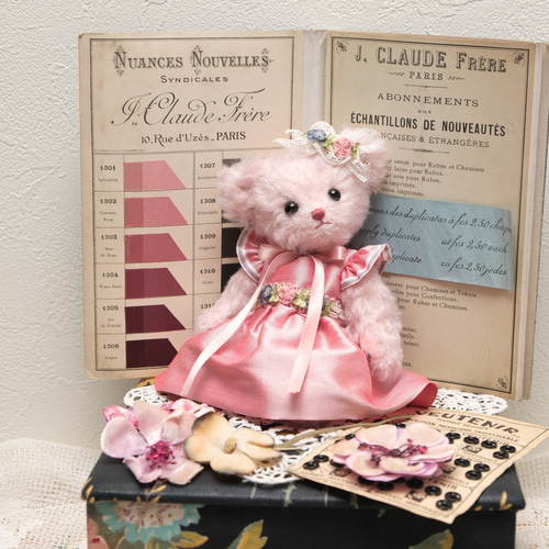 ロココリボンでおしゃれした小さな淡いピンクのモヘア製テディベア