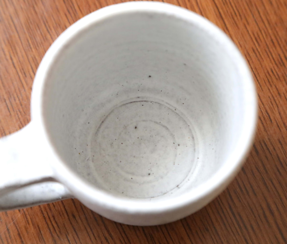 【SALE】黒御影土と白マット釉のマグカップ ＊ small 10枚目の画像
