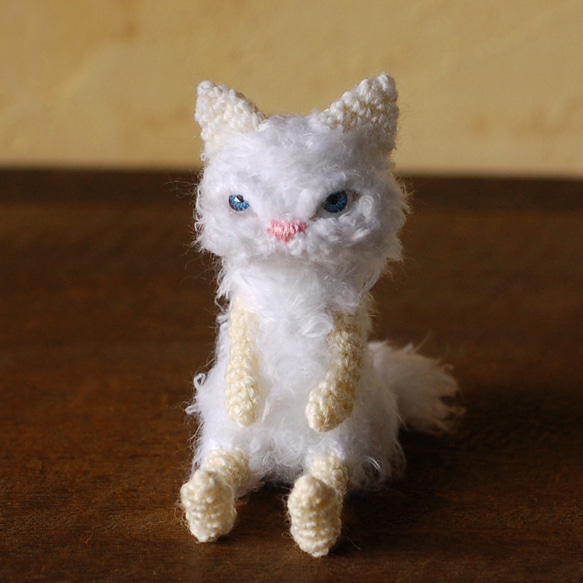 ブルーの瞳の白猫ちゃん（small) 3枚目の画像