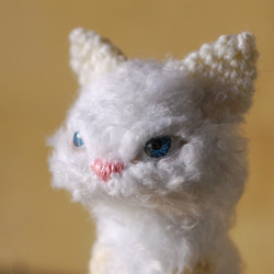 ブルーの瞳の白猫ちゃん（small) 2枚目の画像