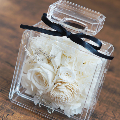 プリザーブドフラワーの 香水瓶アレンジメント/ホワイト プリザーブド