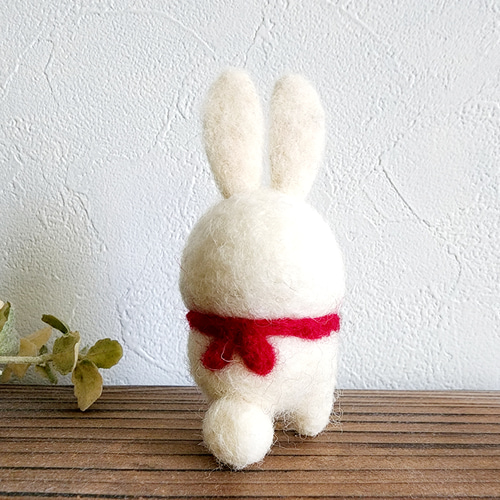 うさぎの人形持ったブサネコさん 羊毛フェルト mokochico ﾓｺﾁｺ 通販