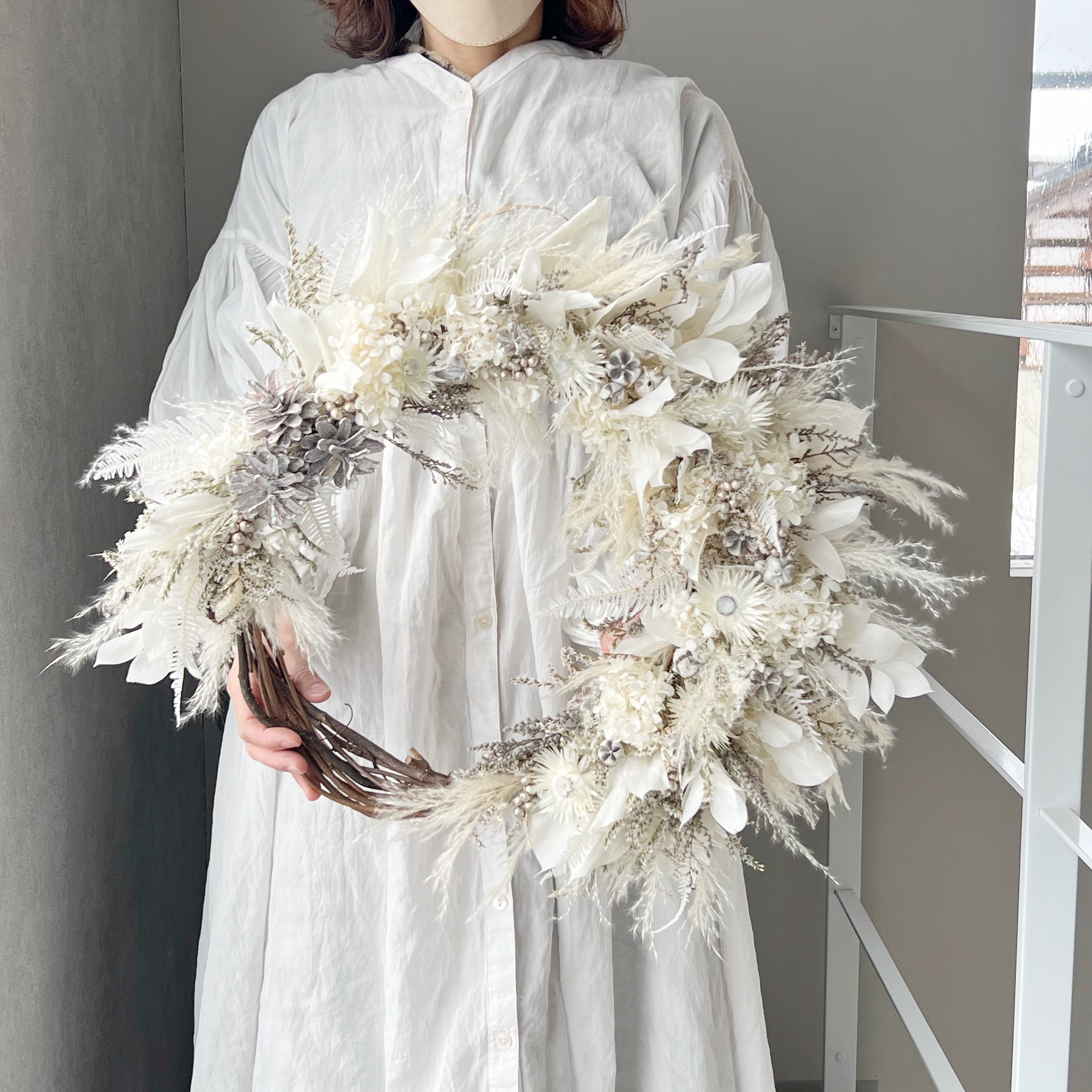 直径55cm ホワイト　クレッセントリースXL　プリザーブドフラワー　ウェディング　結婚祝い　ウェルカムボード