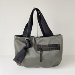 雨の日も安心な撥水加工素材＊大きめナイロントート＊グレー＊A4収納