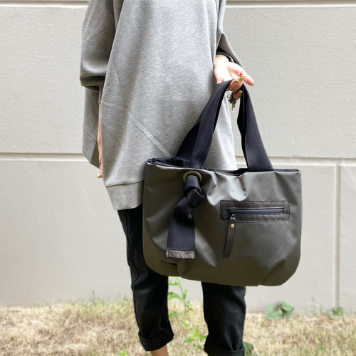 雨の日も安心な撥水加工素材＊大きめナイロントート＊グレー＊A4収納