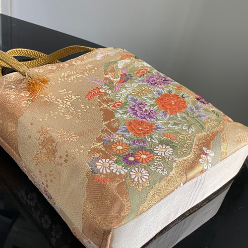帯リメイクバッグ　本金箔　金の花と花菱亀甲　綿入りスクエアバッグ　和装バッグ 帯リメイクバッグ 本金箔 金の花と花菱亀甲 綿入りスクエア