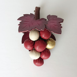 葡萄のブローチ◇革(小さめ)赤白◆バッグチャーム金具（チェーン）つき◇＃3 1枚目の画像