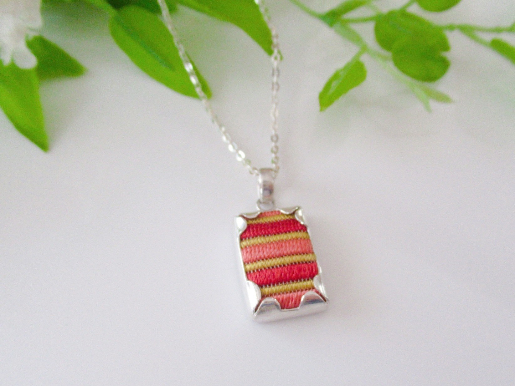 (R21）赤とオレンジの縞模様の絽刺し　シルバーネックレス 4,760円