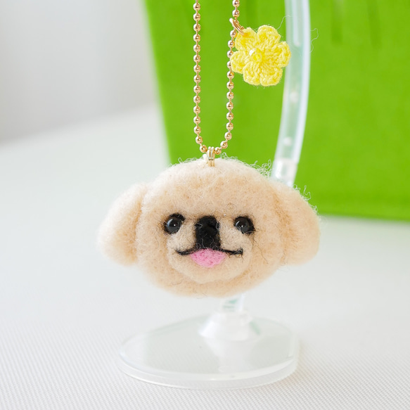 ペキニーズ クリーム 犬とお花チャーム バッグにつけて一緒にお出かけ  ギフト プレゼント ペキニーズ 雑貨 グッズ 1枚目の画像
