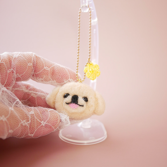 ペキニーズ クリーム 犬とお花チャーム バッグにつけて一緒にお出かけ  ギフト プレゼント ペキニーズ 雑貨 グッズ 5枚目の画像