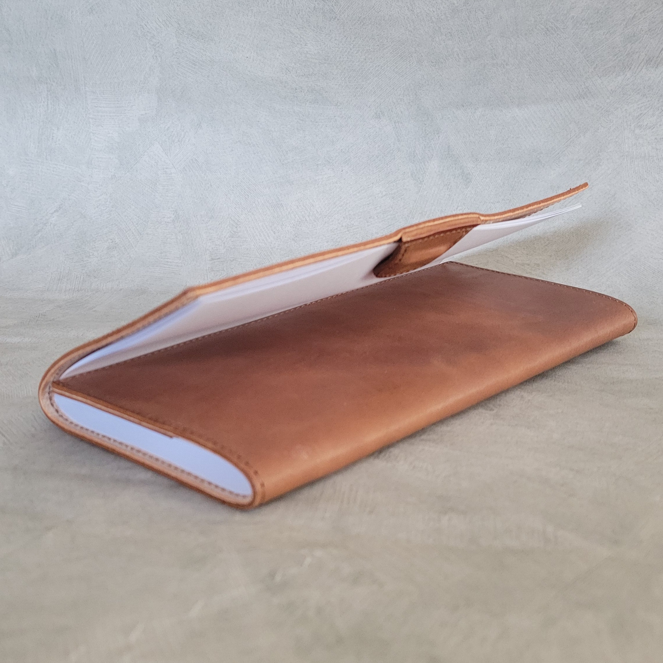 【撮影現場やフライヤー収納にも】国産レザーのコンテケース