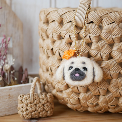 ペキニーズ（フォーン）とお花のバッグチャーム｜茶ペキ 犬 鼻ぺちゃ