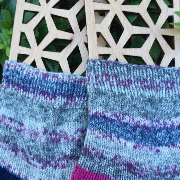 ソックヤーンで編んだ手編みの靴下 2枚目の画像