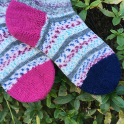 ソックヤーンで編んだ手編みの靴下 4枚目の画像