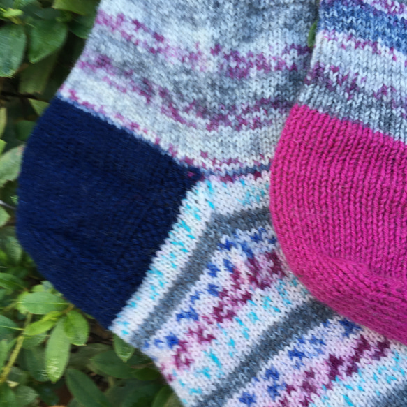 ソックヤーンで編んだ手編みの靴下 3枚目の画像