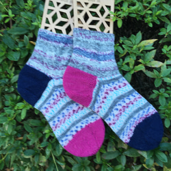 ソックヤーンで編んだ手編みの靴下 1枚目の画像