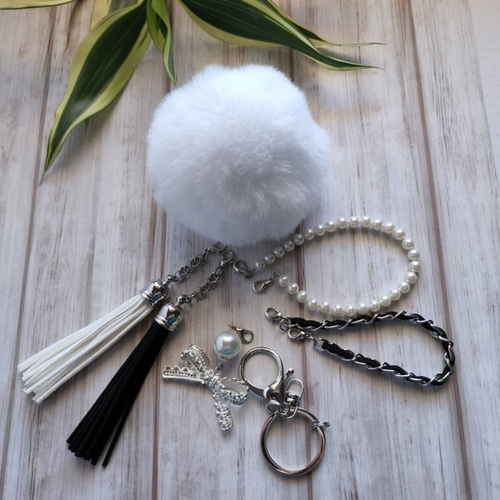 ふわっふわのファーボールとアレンジ自在♪バッグチャーム その他