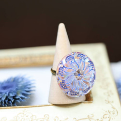 チェコガラスボタンのアンティーク風リング⭐Blue metallic flower(16kgpリング) 2枚目の画像
