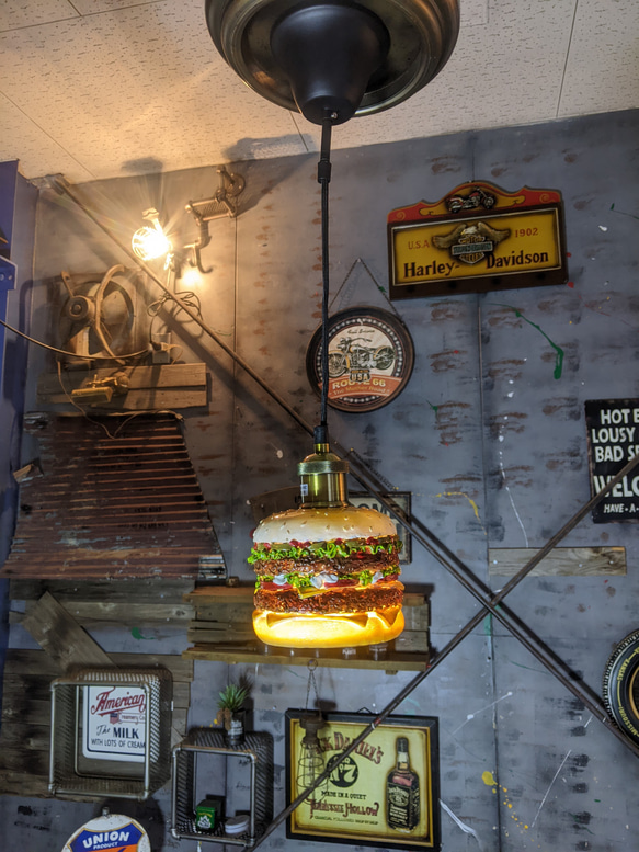 アメリカンダイナー ハンバーガー ペンダントランプ ② バーガー 電飾看板
#バーガーズカフェ
#シーリングライト
#アメリカン雑貨
#ガレージ雑貨
#面白いランプ バーガーズカフェ シーリングライト/ アメリカンダイナー