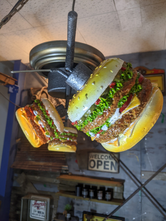 アメリカンダイナー/ バーガーズカフェ シーリングライト/ 3連結式 天井照明 ハンバーガー  ダイニングテーブル 2枚目の画像