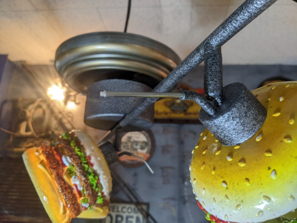 アメリカンダイナー/ バーガーズカフェ シーリングライト/ 3連結式 天井照明 ハンバーガー  ダイニングテーブル 8枚目の画像