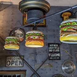 アメリカンダイナー/ バーガーズカフェ シーリングライト/ 3連結式 天井照明 ハンバーガー  ダイニングテーブル 1枚目の画像