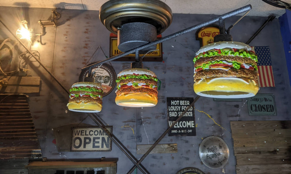 アメリカンダイナー/ バーガーズカフェ シーリングライト/ 3連結式 天井照明 ハンバーガー  ダイニングテーブル 1枚目の画像