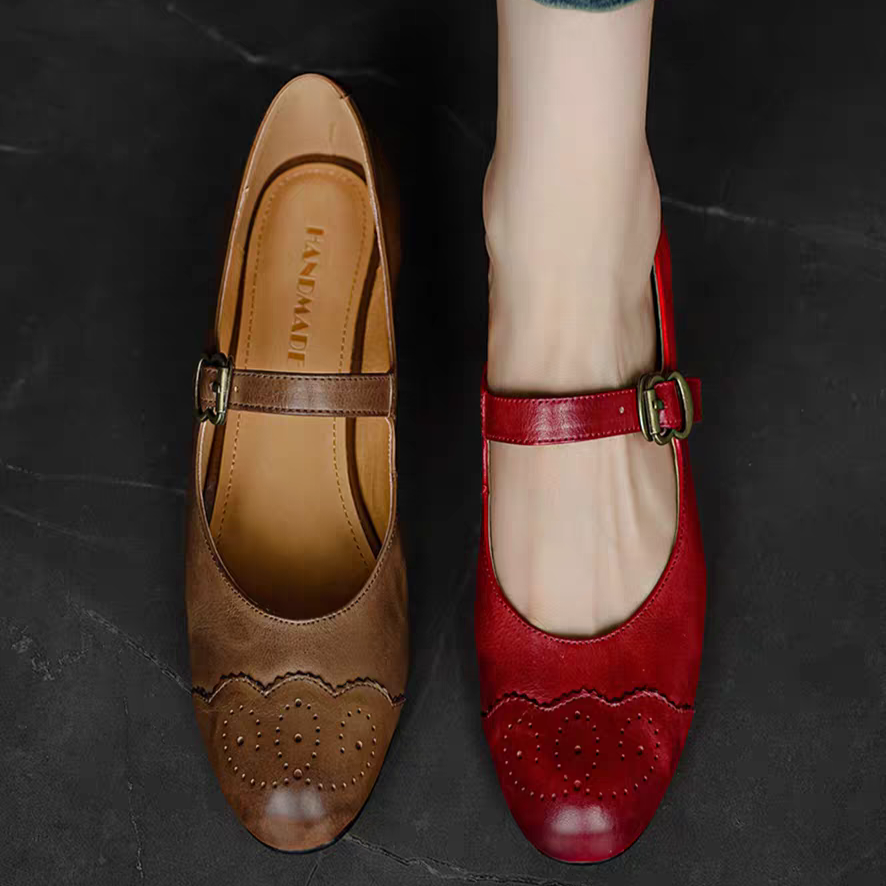 コロンとしたラウンドトゥが可愛らしく、太めのローヒールで履きやすい一足です。 パンプスローヒール メリージェーン靴