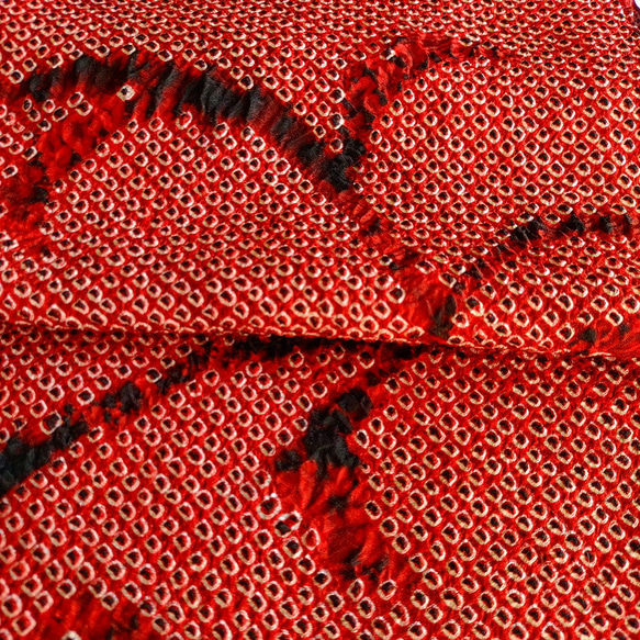 【正絹　洗い済】赤×白×黒の蔦模様の総絞り生地　約34.5×約50～100ｃｍ　古布　はぎれ　和布 3枚目の画像
