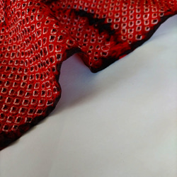 【正絹　洗い済】赤×白×黒の蔦模様の総絞り生地　約34.5×約50～100ｃｍ　古布　はぎれ　和布 7枚目の画像