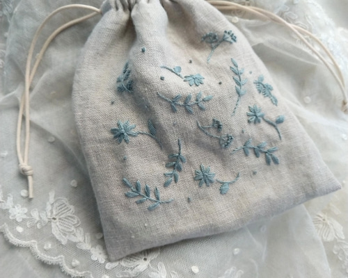 手刺繍まぁるい巾着ポーチ　ハーフリネン　和柄　すみれ 手刺繍まぁるい巾着ポーチ ハーフリネン 和柄 すみれ