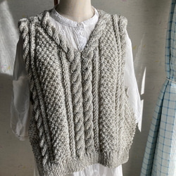 襟と袖が縄編みのアラン模様の横あきベスト 2枚目の画像